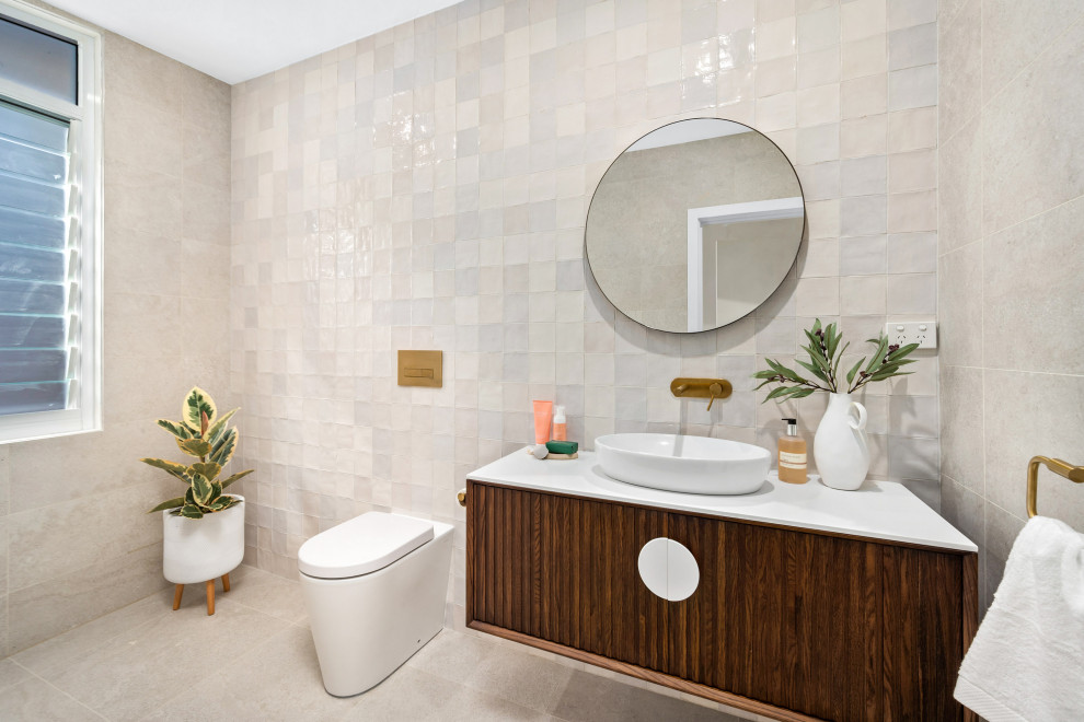 Idées déco pour une salle de bain principale contemporaine en bois brun de taille moyenne avec une douche ouverte, WC à poser, une vasque, aucune cabine, un plan de toilette blanc, meuble simple vasque et meuble-lavabo suspendu.