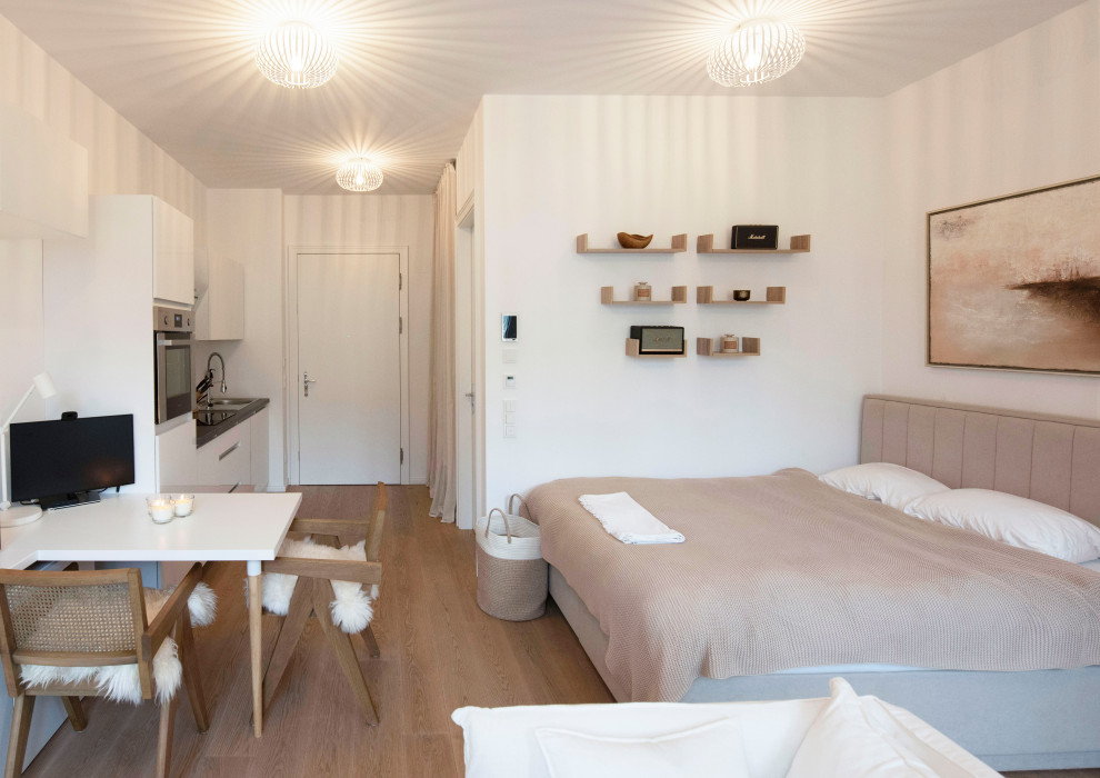 Idee per un piccolo soggiorno contemporaneo aperto con pareti bianche, parquet chiaro e pavimento marrone