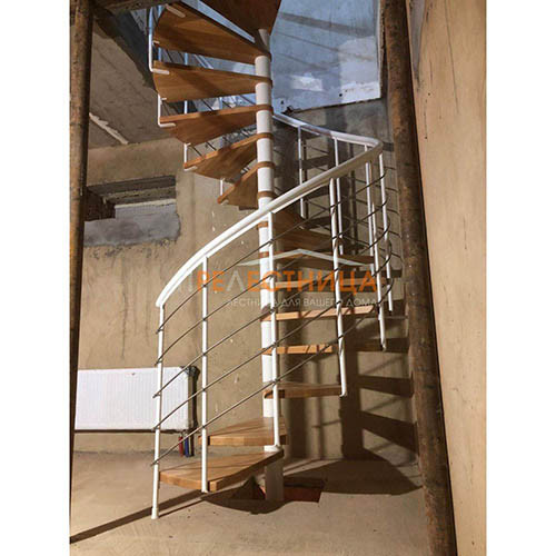 Modelo de escalera de caracol de tamaño medio con escalones de madera y barandilla de varios materiales