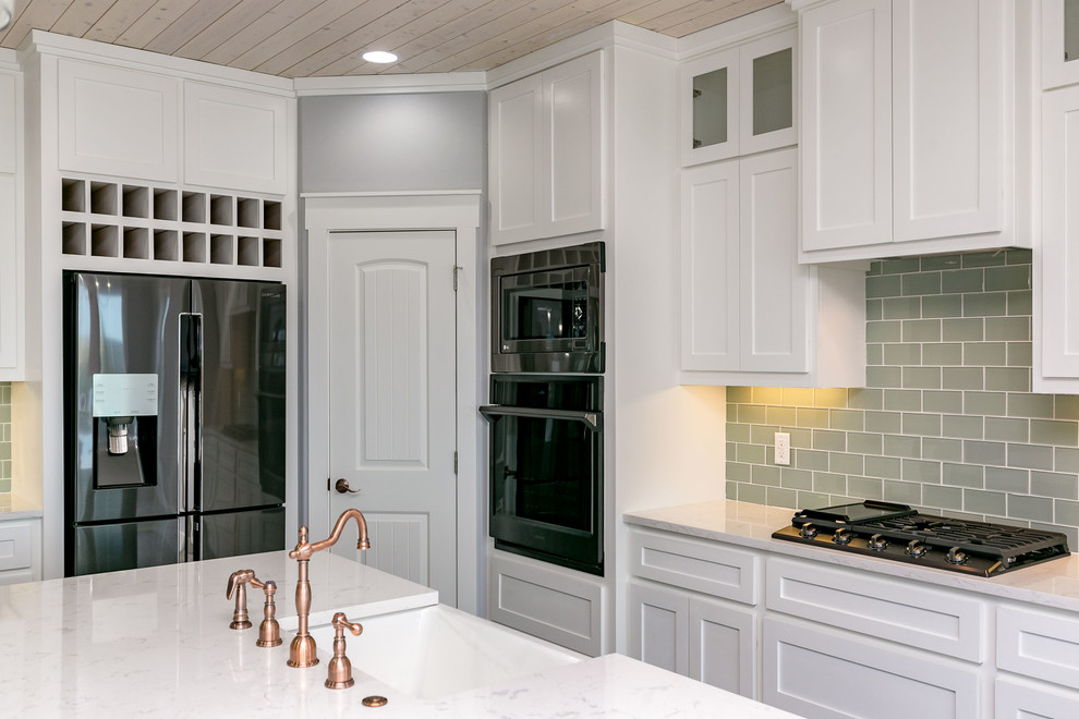 Kitchen - transitional kitchen idea in Austin