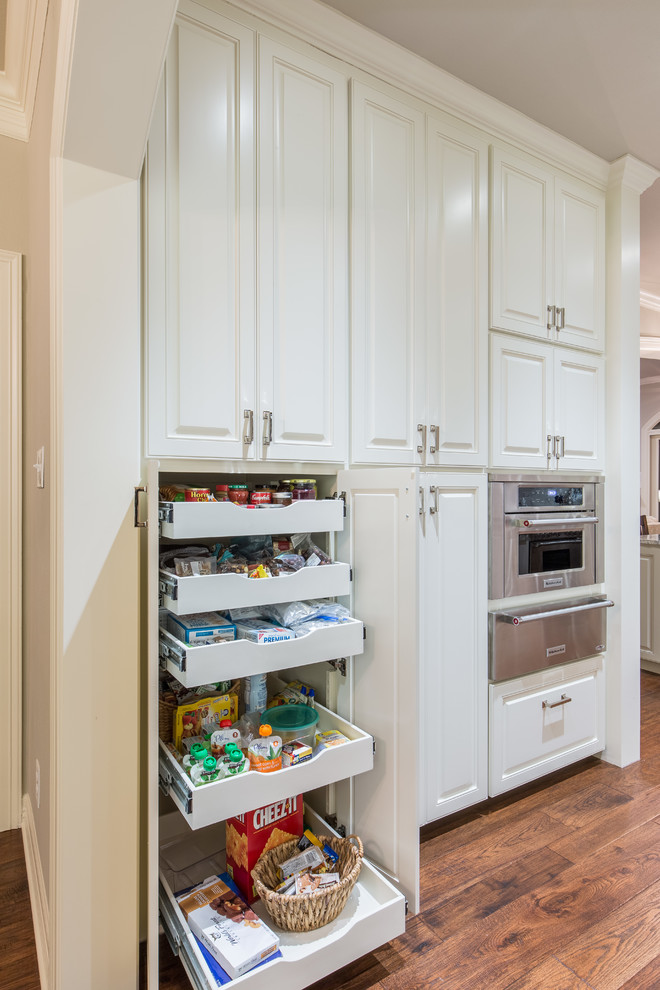 Kitchen - transitional kitchen idea in Austin