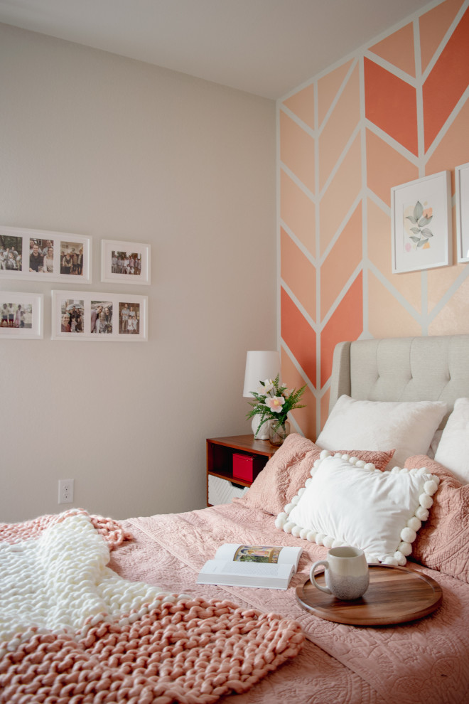 Идея дизайна: маленькая гостевая спальня (комната для гостей) в стиле ретро с разноцветными стенами, ковровым покрытием, бежевым полом и обоями на стенах для на участке и в саду