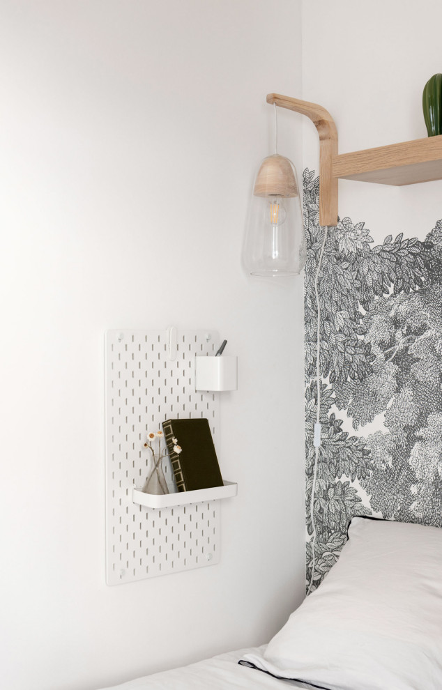 Ejemplo de dormitorio infantil nórdico pequeño con paredes blancas, suelo de madera clara, suelo beige y papel pintado