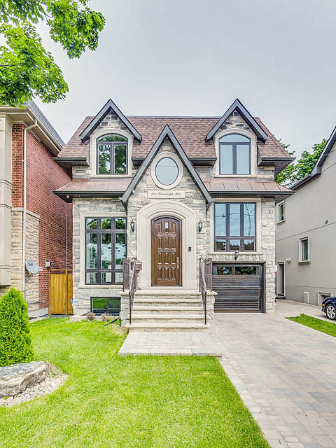Example of a transitional home design design in Toronto