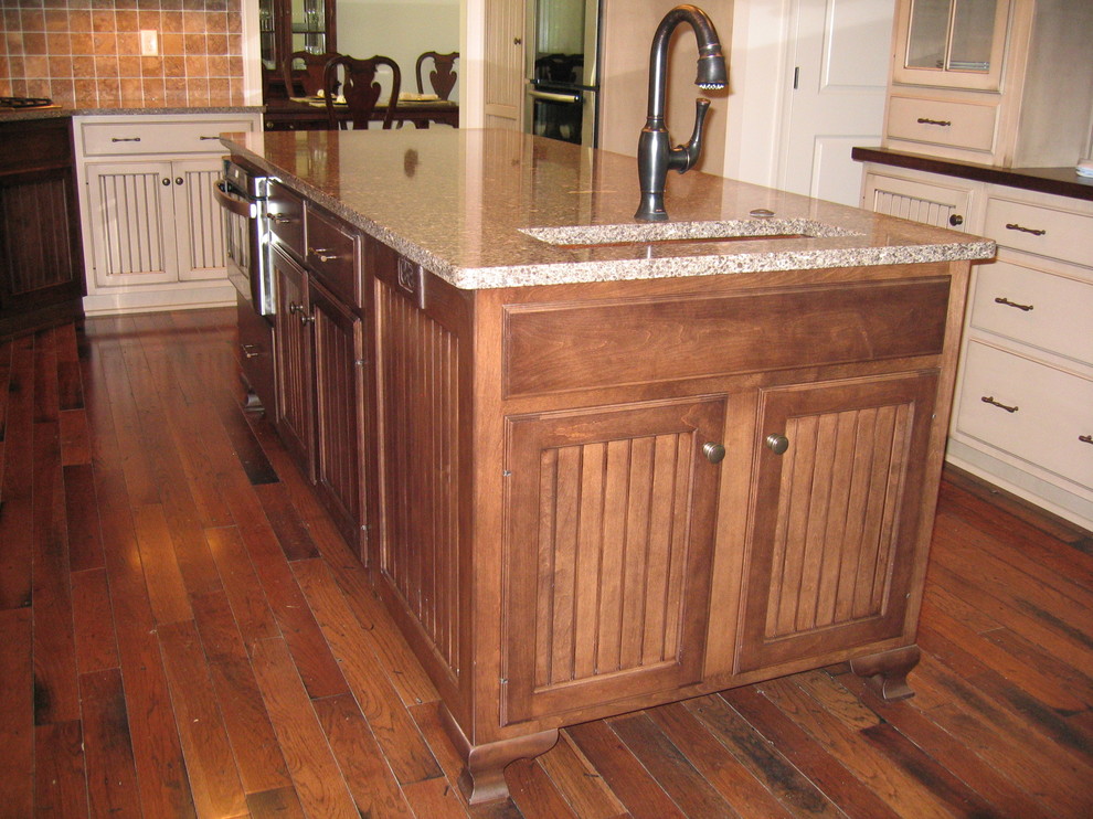 Example of a mountain style eat-in kitchen design in Philadelphia with a farmhouse sink, granite countertops, multicolored backsplash, stainless steel appliances and an island