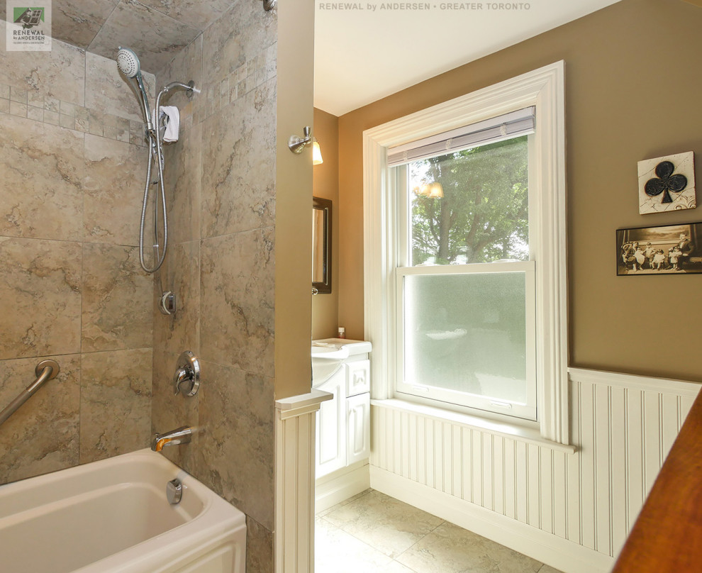 Mittelgroßes Badezimmer mit weißen Schränken, braunen Fliesen, brauner Wandfarbe, Keramikboden, integriertem Waschbecken, weißem Boden, Duschvorhang-Duschabtrennung, Einzelwaschbecken, eingebautem Waschtisch und vertäfelten Wänden in Toronto