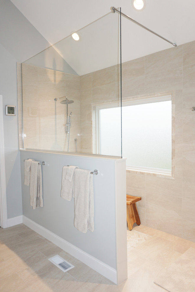 Idéer för ett klassiskt en-suite badrum, med skåp i shakerstil, grå skåp, en kantlös dusch, beige kakel, porslinskakel, grå väggar, klinkergolv i porslin, ett undermonterad handfat, granitbänkskiva, beiget golv och med dusch som är öppen