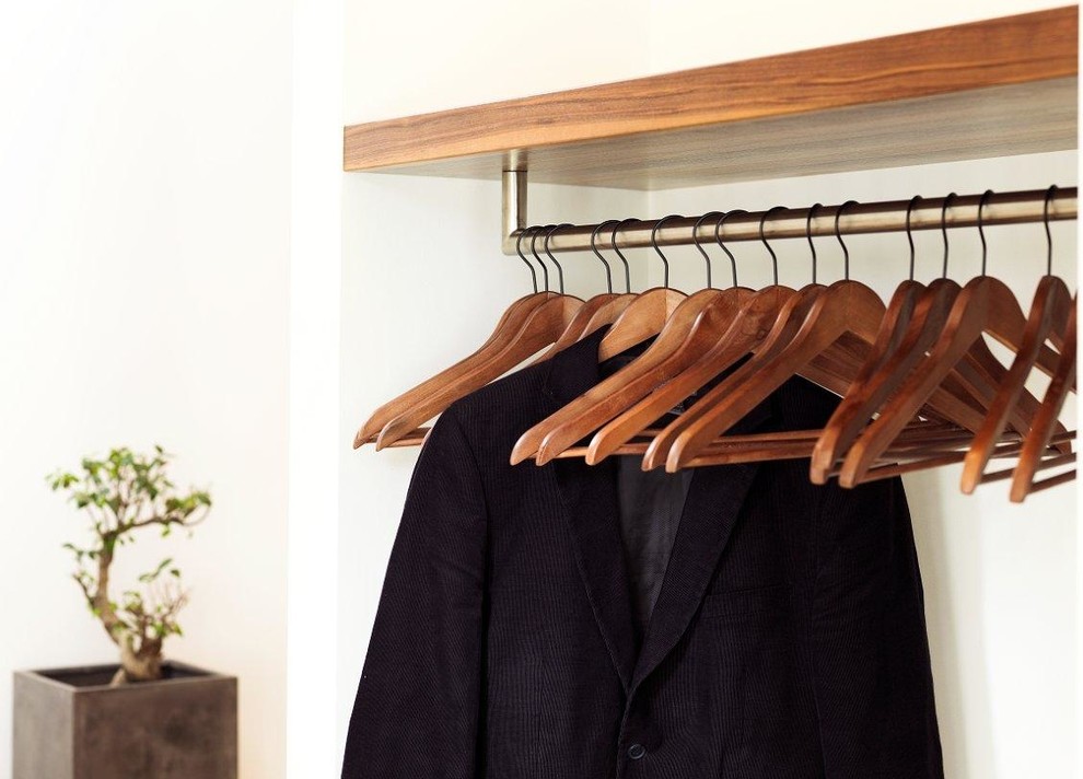 EIngebautes, Neutrales Klassisches Ankleidezimmer mit offenen Schränken und dunklen Holzschränken in Sonstige