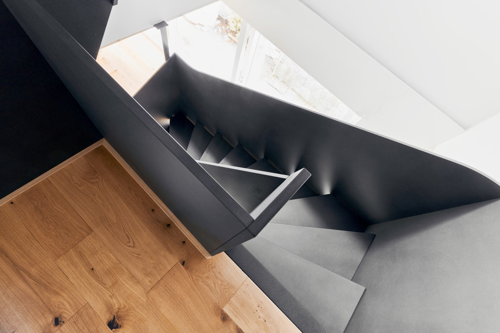 Gewendelte, Mittelgroße Industrial Treppe mit Tapetenwänden in Berlin