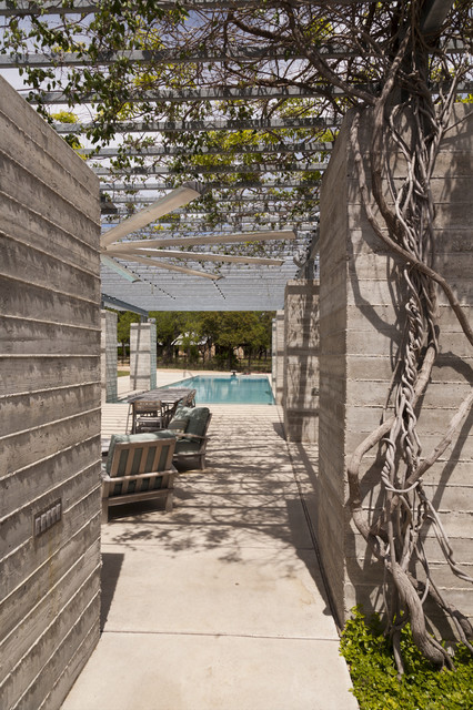 Sisters Retreat contemporary-pool