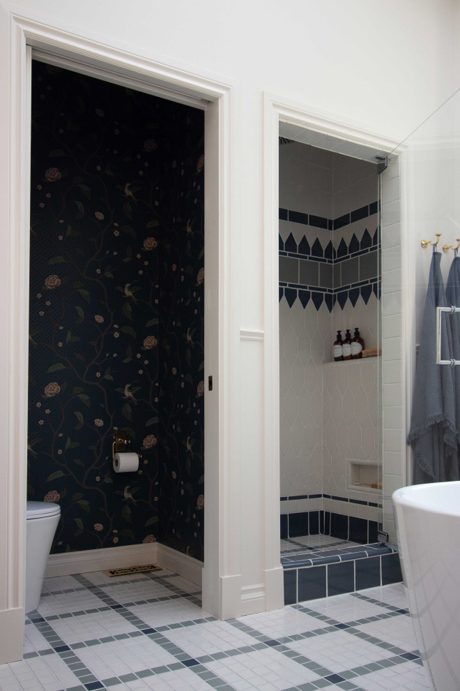 Ispirazione per una stanza da bagno padronale stile americano di medie dimensioni con piastrelle multicolore, piastrelle in ceramica, pavimento con piastrelle in ceramica, pavimento multicolore e doccia aperta
