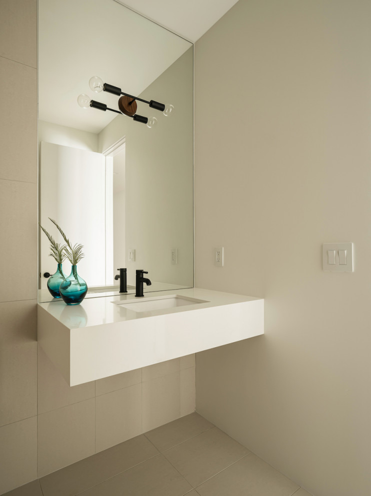 Inspiration för mellanstora moderna vitt badrum, med vita skåp, en toalettstol med separat cisternkåpa, beige kakel, porslinskakel, vita väggar, klinkergolv i porslin, ett undermonterad handfat, bänkskiva i kvarts och beiget golv