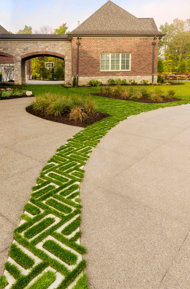 Design ideas for a traditional garden in Indianapolis with concrete pavers.