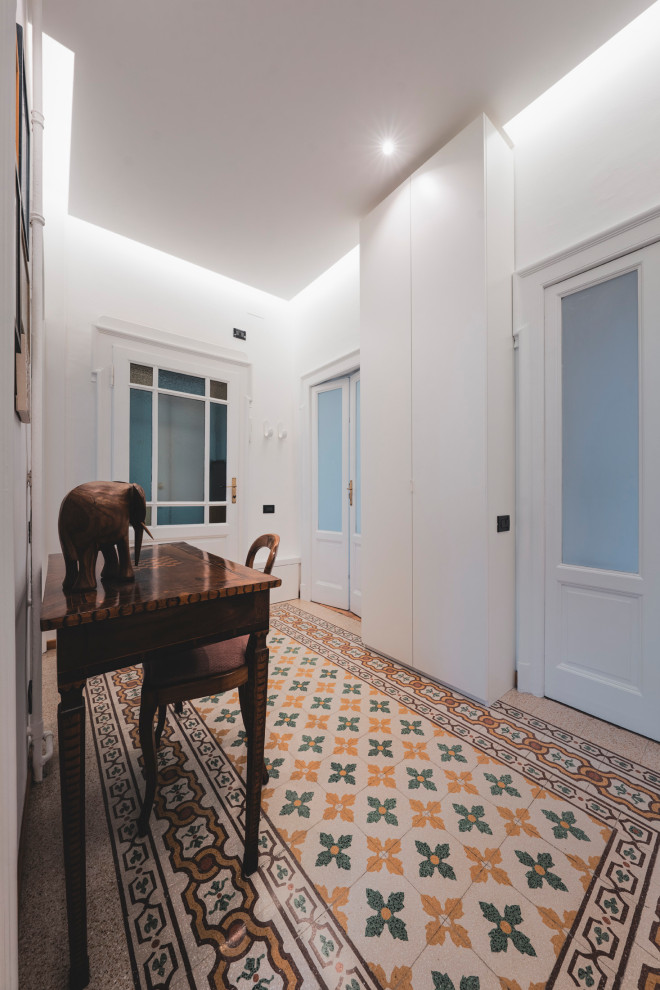 Ispirazione per un ingresso chic di medie dimensioni con pareti bianche, pavimento in marmo, una porta bianca e pavimento multicolore