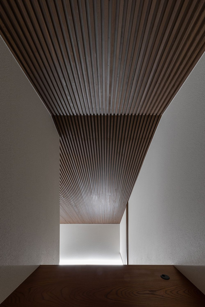 Idées déco pour un grand couloir asiatique avec un mur gris, un sol en carrelage de céramique, un sol blanc, un plafond en bois et du papier peint.