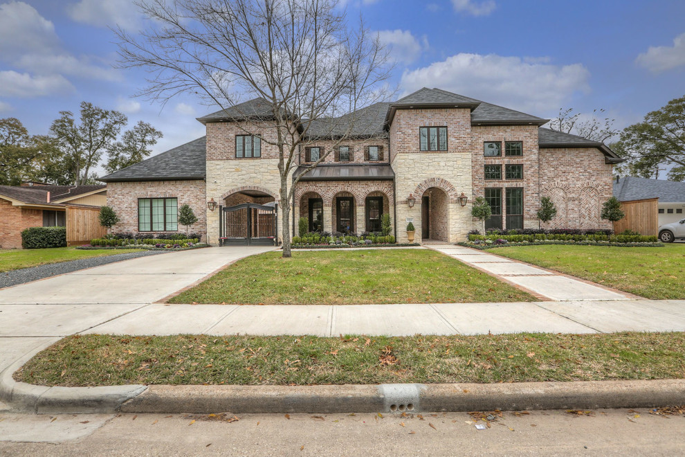 Example of a transitional entryway design in Houston