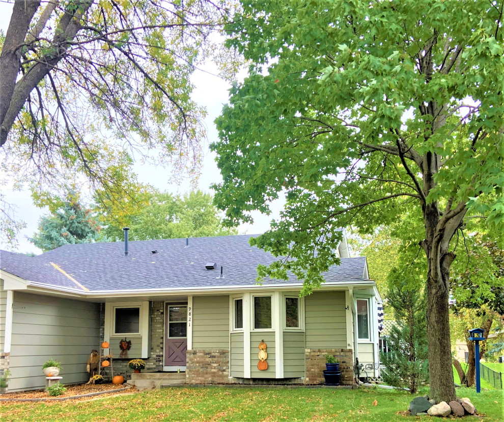 Mid-sized midcentury one-storey green house exterior in Minneapolis with a shingle roof and a black roof.