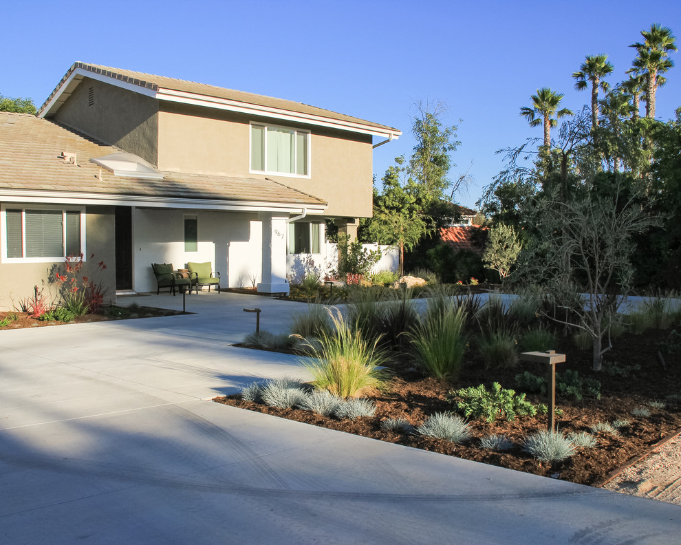 Inspiration for a mid-sized mediterranean front yard full sun xeriscape in Orange County.