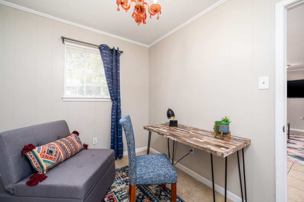 Kleines Shabby-Look Arbeitszimmer mit Arbeitsplatz, beiger Wandfarbe, Porzellan-Bodenfliesen, freistehendem Schreibtisch und beigem Boden in New Orleans
