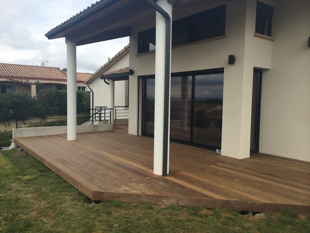 Terrasse D &agrave; Castelnau d'Estretefonds contemporary-deck