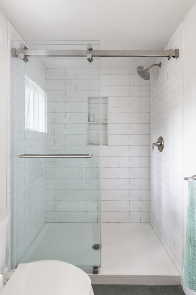Inredning av ett klassiskt vit vitt badrum med dusch, med skåp i shakerstil, vita skåp, en dusch i en alkov, en toalettstol med separat cisternkåpa, vit kakel, keramikplattor, vita väggar, skiffergolv, ett undermonterad handfat, marmorbänkskiva, grönt golv och dusch med skjutdörr
