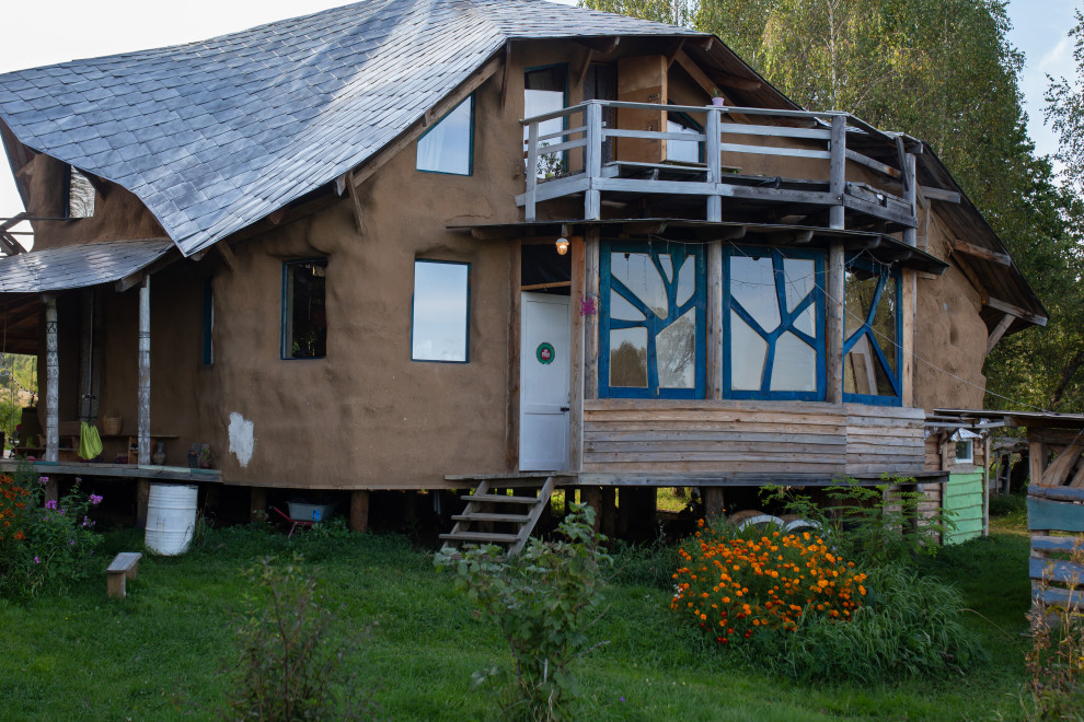 В гостях: Соломенный дом с русской печью