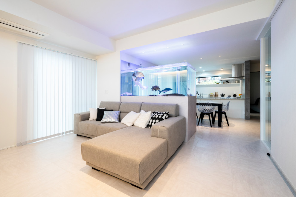 Immagine di un grande soggiorno moderno aperto con pareti bianche, pavimento in pietra calcarea, pavimento bianco, soffitto in carta da parati e carta da parati