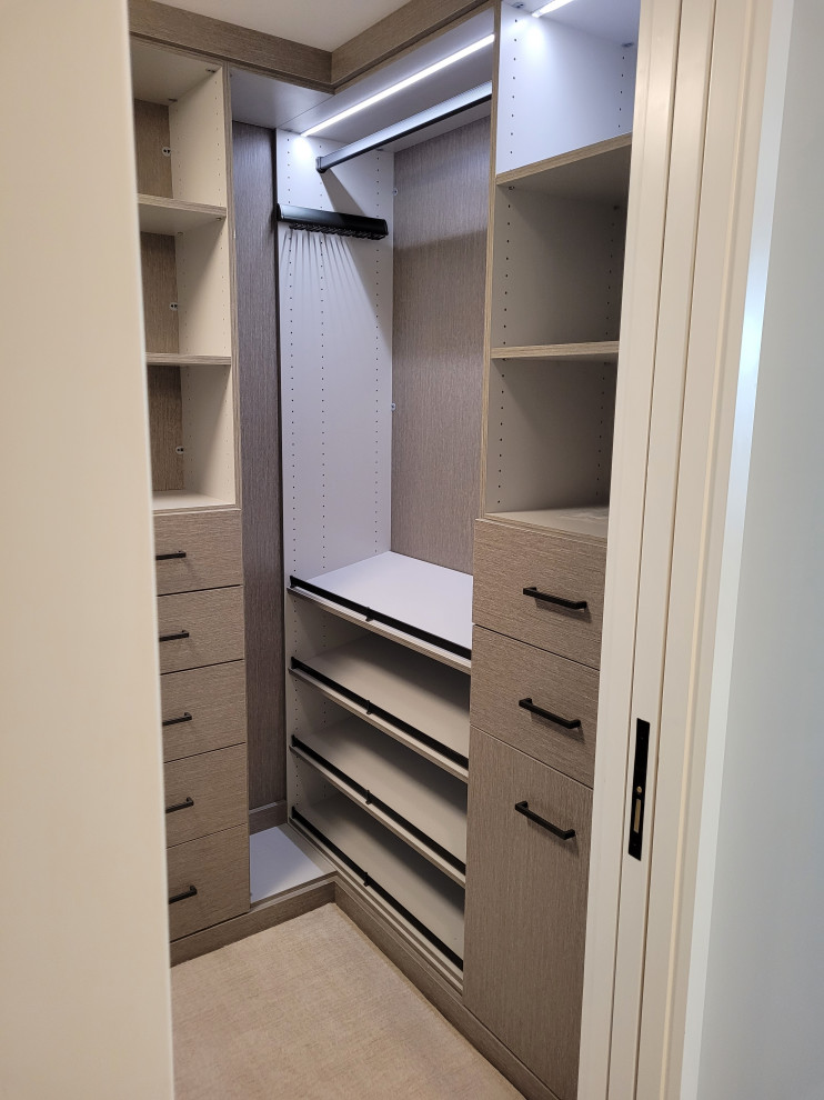 Ispirazione per una piccola cabina armadio per uomo minimalista