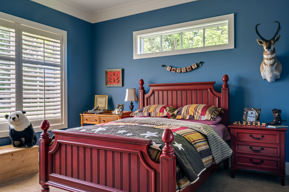 Inspiration for a mid-sized traditional kids' bedroom for kids 4-10 years old and boys in Nashville with blue walls and carpet.