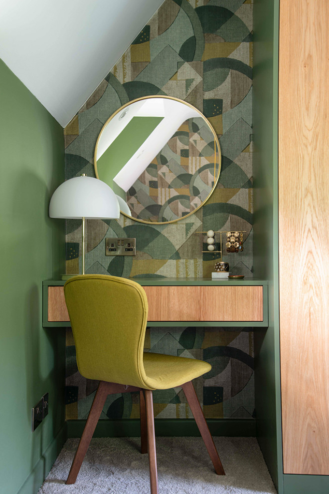 Ejemplo de dormitorio principal y abovedado retro de tamaño medio con paredes verdes, moqueta, suelo beige y papel pintado