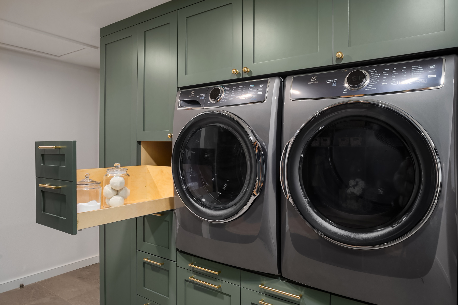 Moody Laundry Room - Woodinville