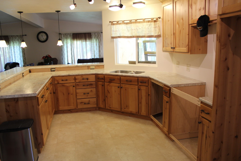 Kitchen - rustic kitchen idea with an undermount sink and laminate countertops