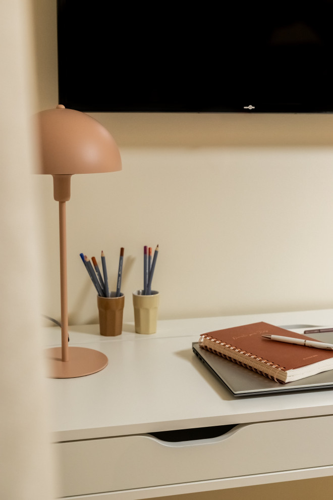 Cette image montre un bureau design.