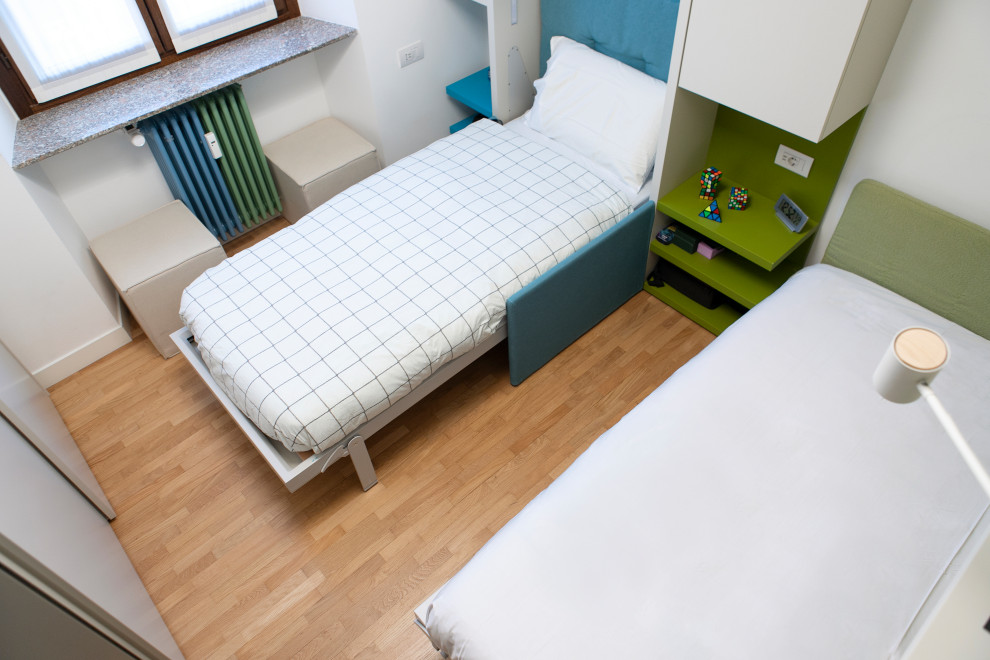 Inspiration för ett litet funkis barnrum kombinerat med sovrum, med flerfärgade väggar, ljust trägolv och beiget golv