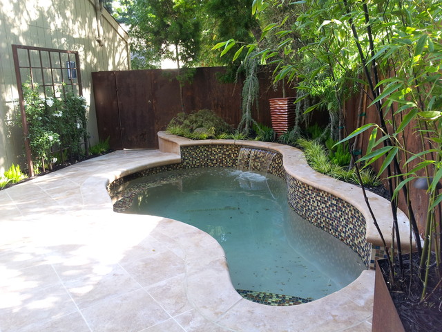 Small Intimate Courtyard Backyard klassisk-pool