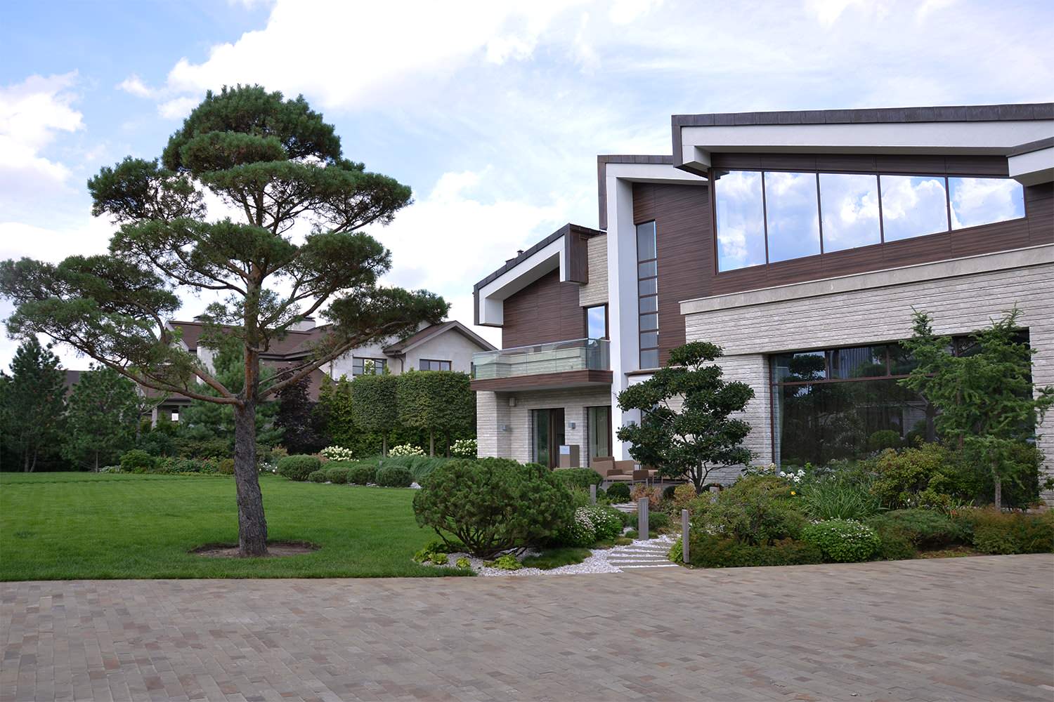 Современный сад в КП "Бенилюкс" вилла 2