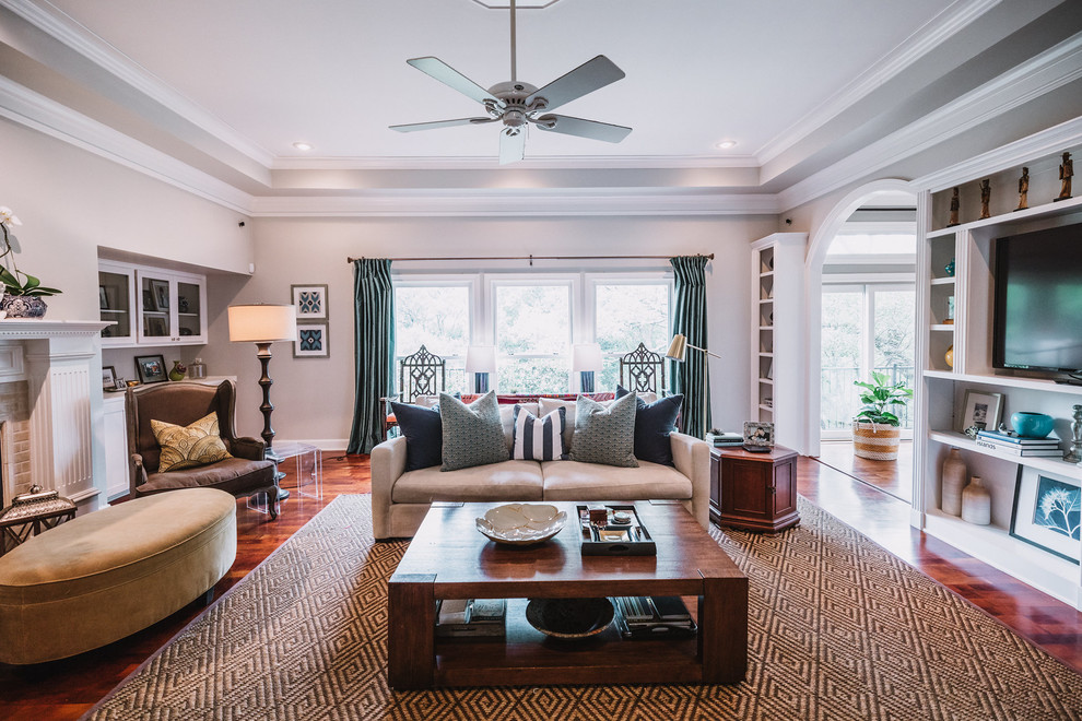 Example of a transitional home design design in Austin