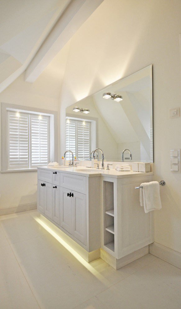 Großes Maritimes Badezimmer in Sonstige