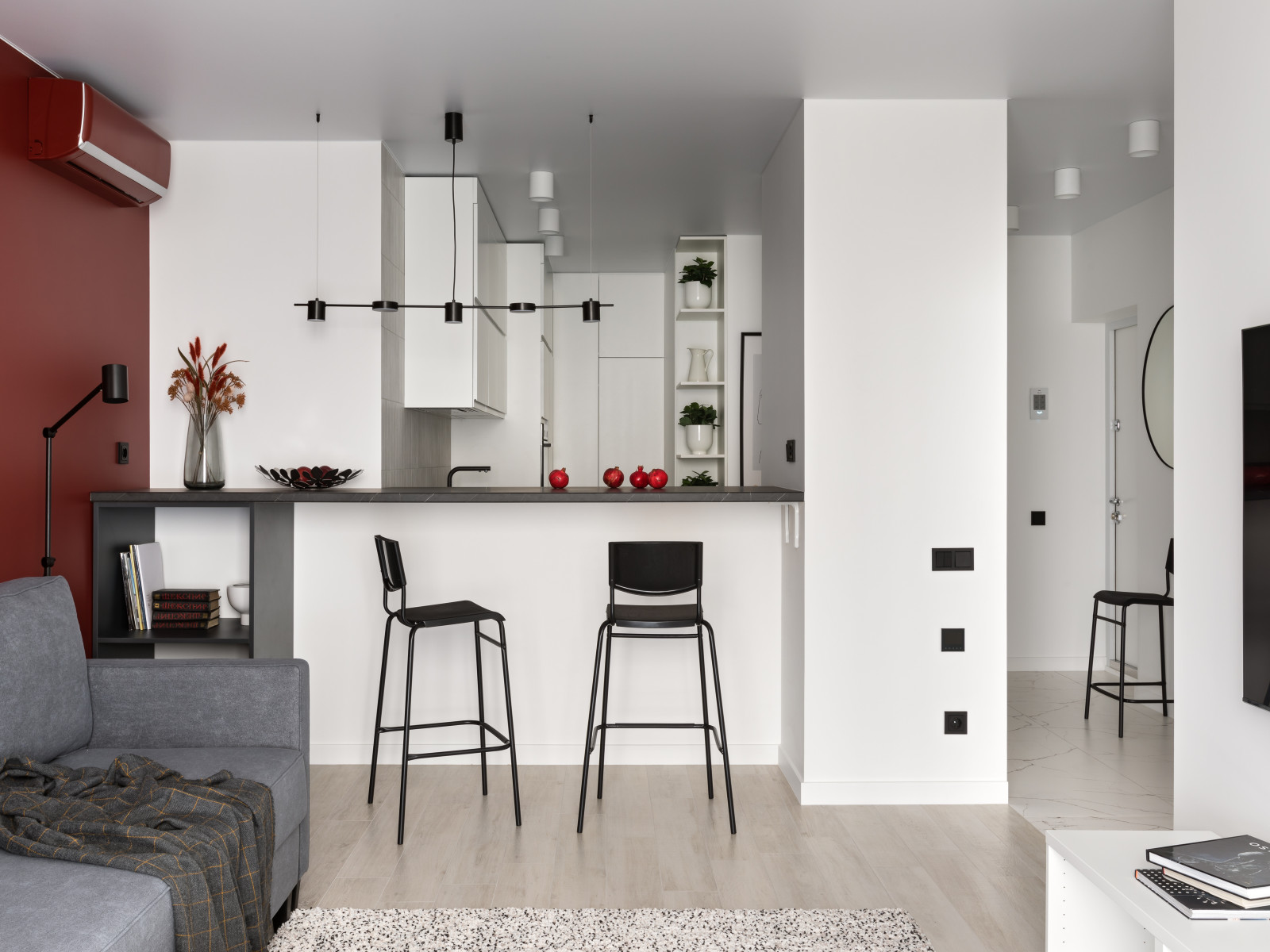 Цветовой минимализм в арендной квартире .