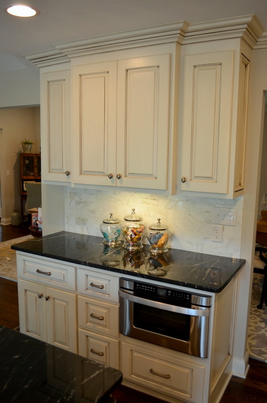 Transitional kitchen photo in Nashville