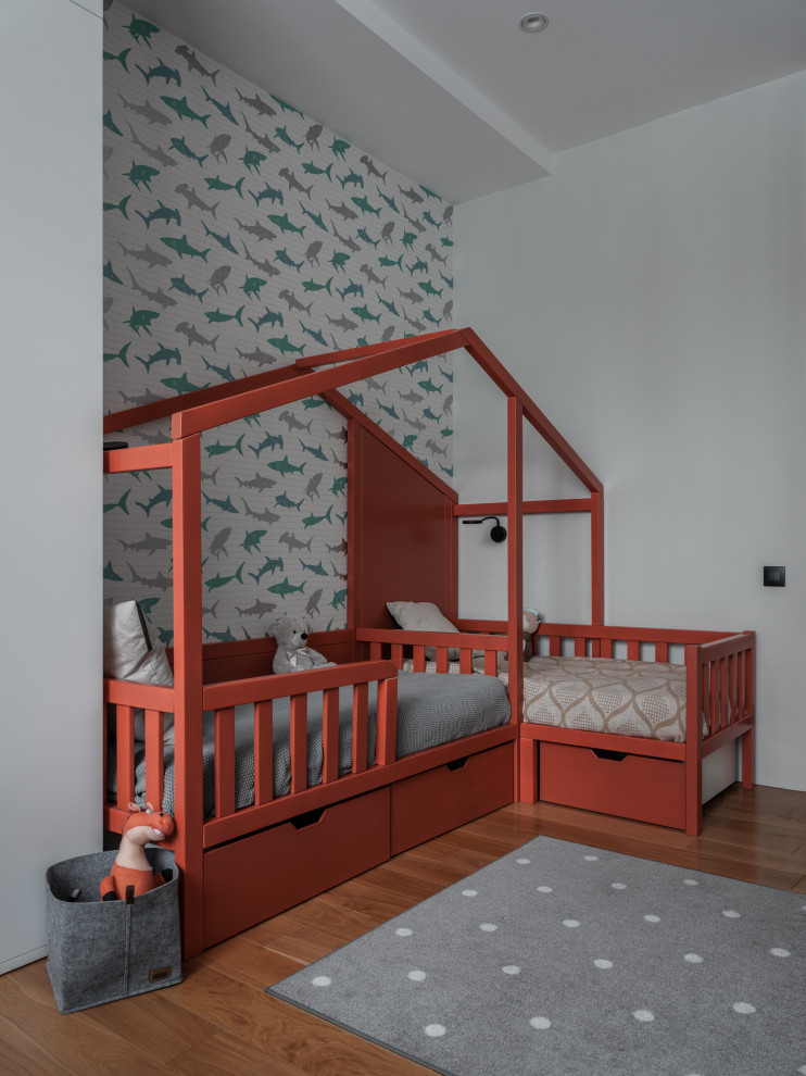 Idéer för mellanstora funkis flickrum kombinerat med sovrum och för 4-10-åringar, med beige väggar, mellanmörkt trägolv och brunt golv