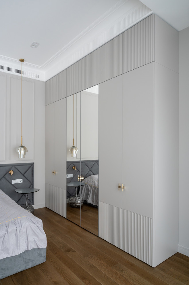 Großes Modernes Hauptschlafzimmer mit grauer Wandfarbe, braunem Holzboden und braunem Boden in Moskau