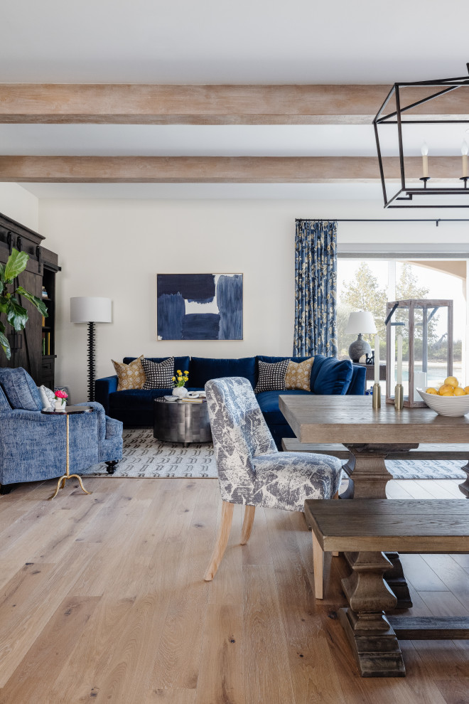 Ejemplo de sala de estar abierta tradicional renovada de tamaño medio con vigas vistas