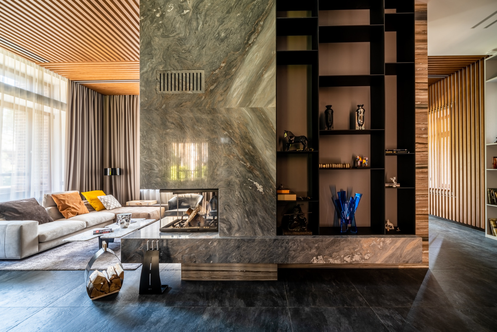 Камин из мрамора для загородной резиденции