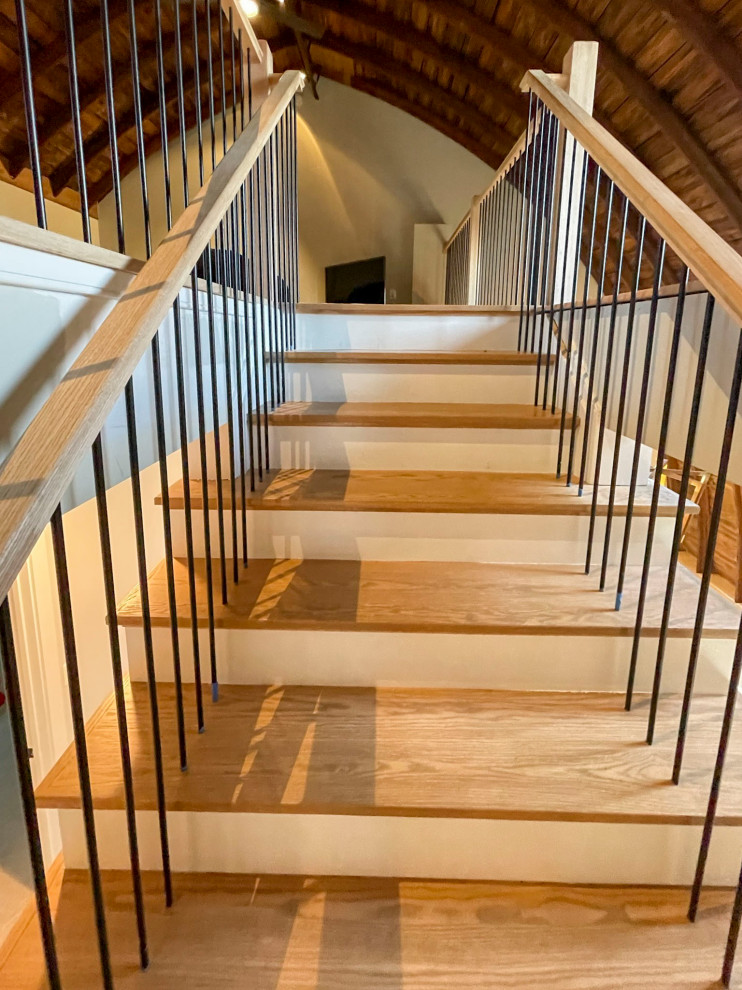 Идея дизайна: огромная прямая деревянная лестница в стиле неоклассика (современная классика) с деревянными ступенями и перилами из смешанных материалов