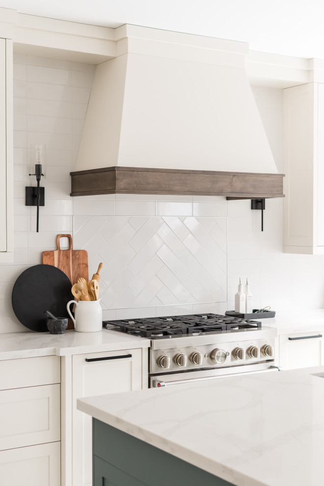 Transitional kitchen photo in Toronto