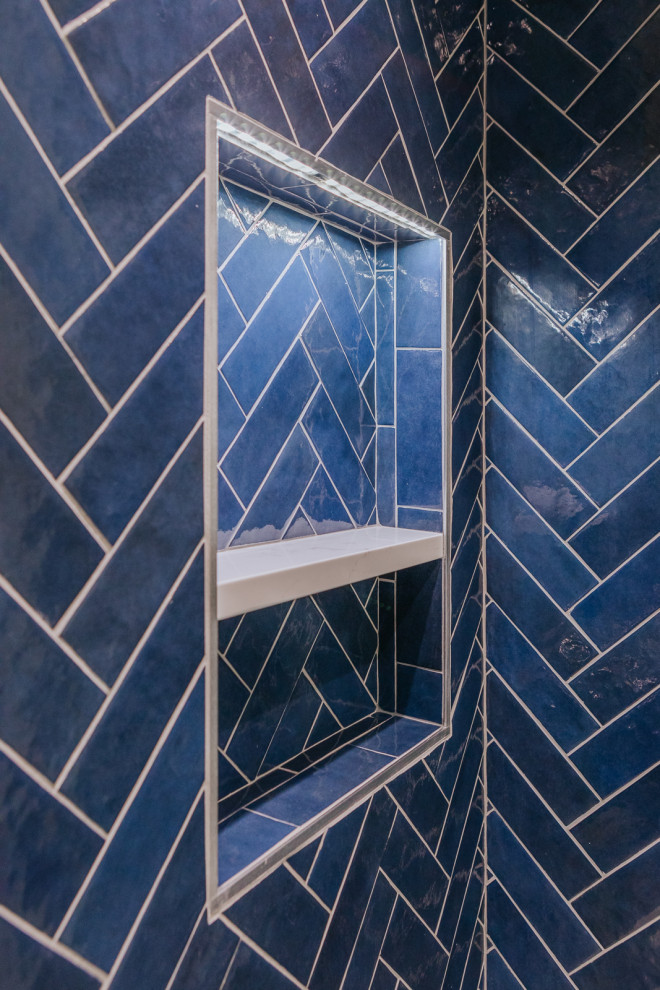 Idéer för ett litet modernt vit en-suite badrum, med grå skåp, en dusch i en alkov, blå kakel, keramikplattor, vita väggar, bänkskiva i kvarts och dusch med gångjärnsdörr