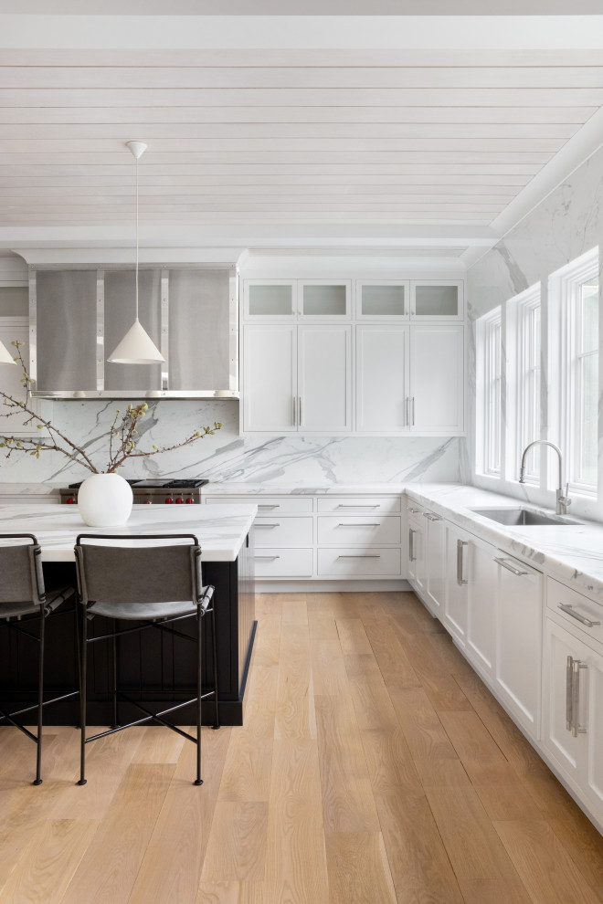 Idéer för stora vintage flerfärgat kök, med en nedsänkt diskho, luckor med profilerade fronter, vita skåp, marmorbänkskiva, flerfärgad stänkskydd, stänkskydd i marmor, rostfria vitvaror, ljust trägolv, en köksö och brunt golv