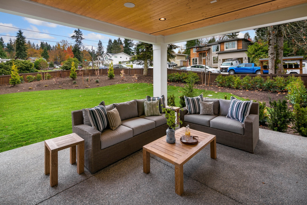 Стильный дизайн: большой двор на заднем дворе в стиле кантри с покрытием из бетонных плит и навесом - последний тренд