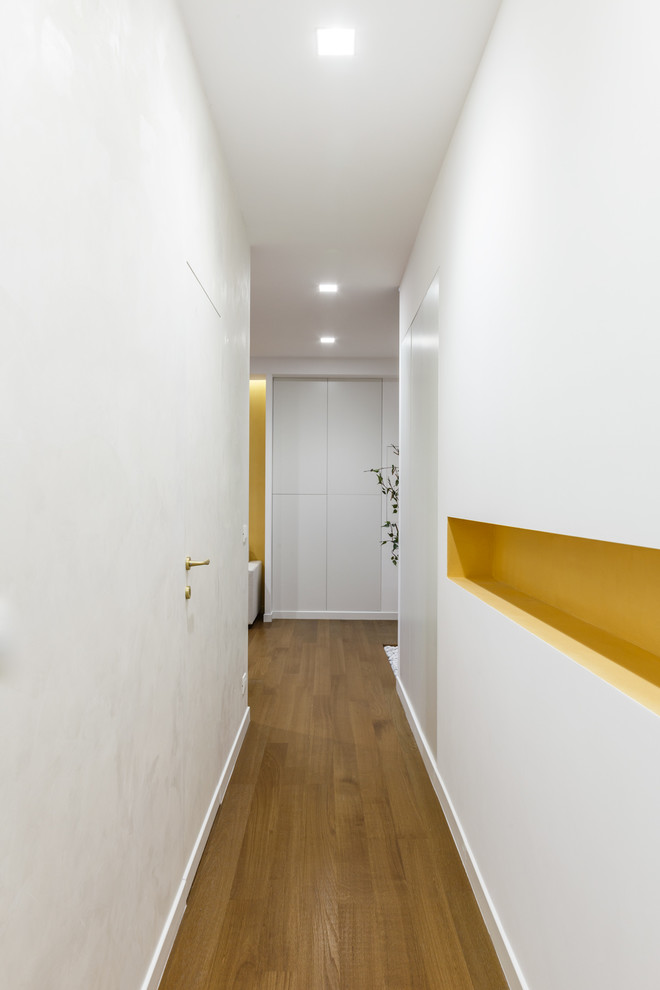 This is an example of a contemporary hallway in Rome.